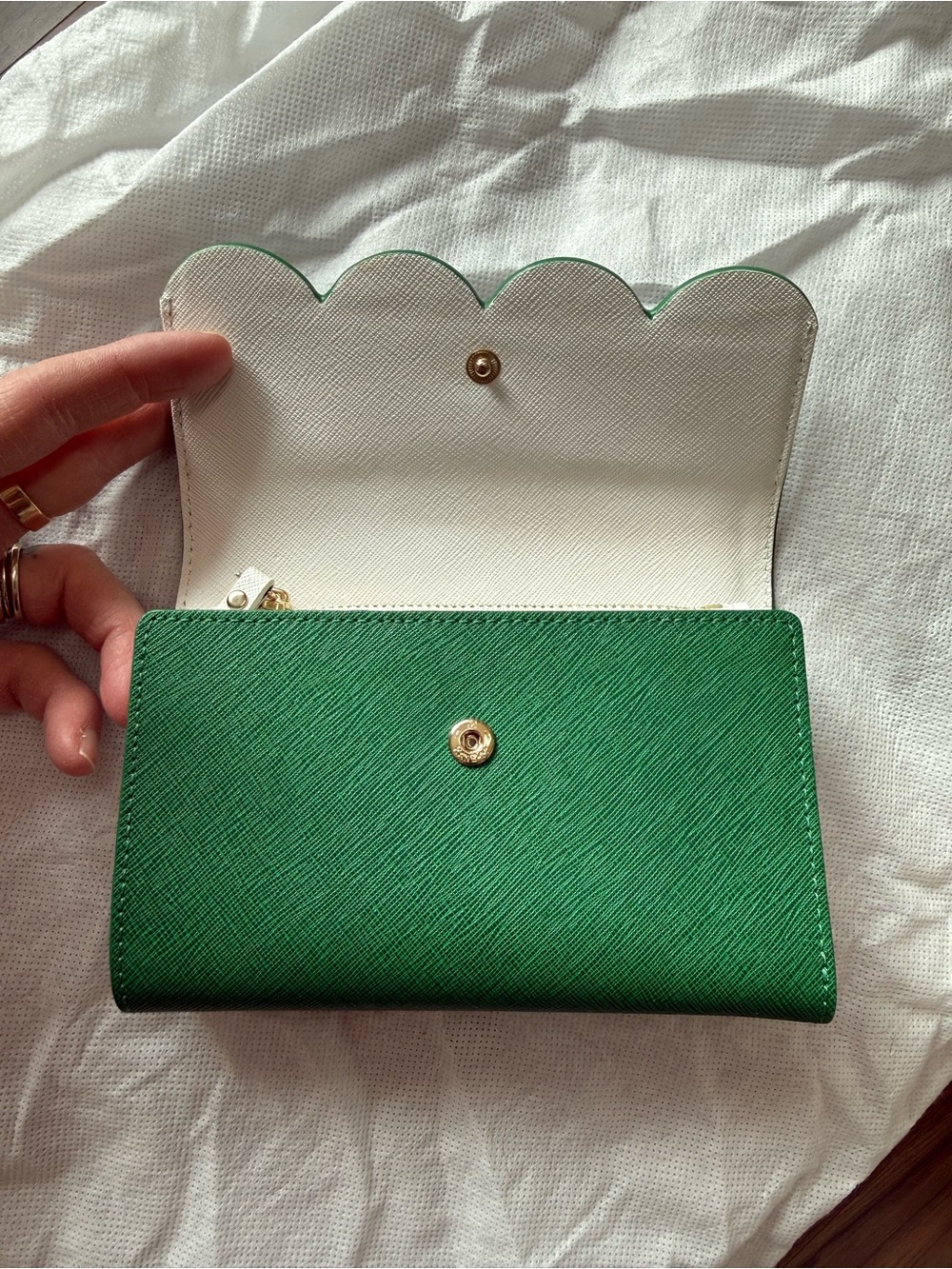 kate spade green scallop-flap wallet with gold logo - Picture 4 of 9